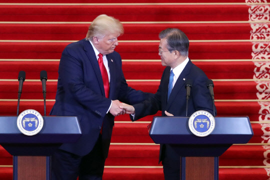 문재인 대통령과 도널드 트럼프 미국 대통령이 30일 오후 청와대에서 열린 공동기자회견에서 악수하고 있다.    연합뉴스